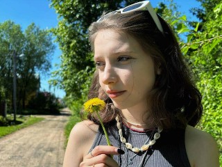 Encountered street girl, instant connection, private hanky-panky.